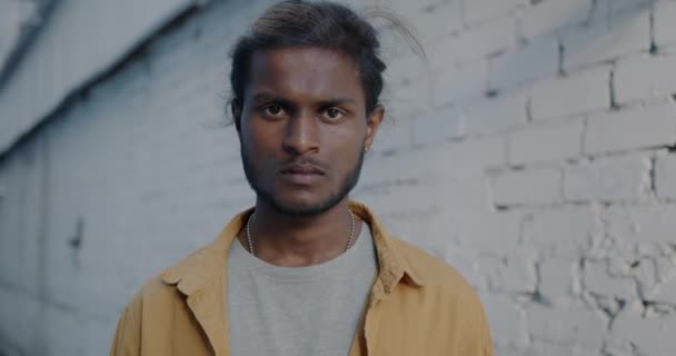 Slow Motion Portret Van Ernstige Indiase Man Casual Kleding Buiten — Stockvideo