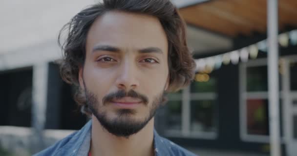 沉思的阿拉伯人慢吞吞地看着相机 然后在夏日独自站在外面笑着 千年与幸福的概念 — 图库视频影像