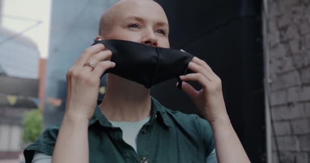 Retrato Câmera Lenta Jovem Mulher Colocando Máscara Facial Para Proteção — Vídeo de Stock