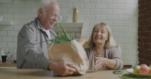Uomo Anziano Portare Borsa Con Generi Alimentari Alla Moglie Disimballaggio — Video Stock