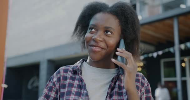 Portræt Ung Kvinde Der Taler Mobiltelefon Stående Udendørs Byen Sommerdagen – Stock-video