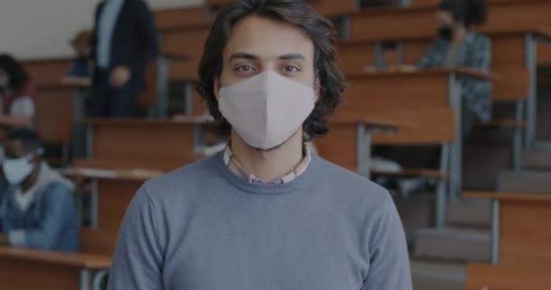 Медленный Портрет Арабского Студента Стоящего Аудитории Колледжа Маске Предотвращения Коронавирусной — стоковое видео