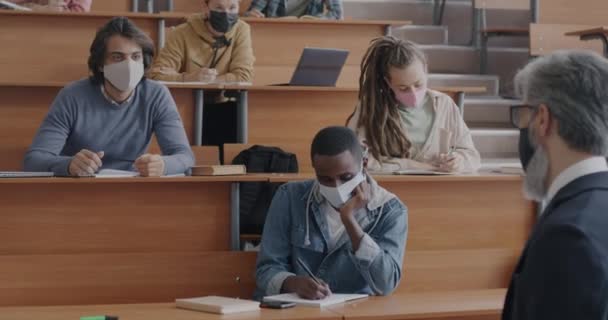 Groupe Hommes Femmes Portant Des Masques Faciaux Étudiant Université Écoute — Video