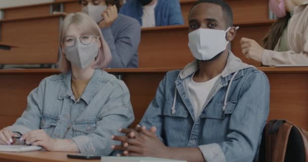 Grupo Estudiantes Con Máscaras Faciales Sentados Escritorio Aula Universitaria Durante — Vídeos de Stock