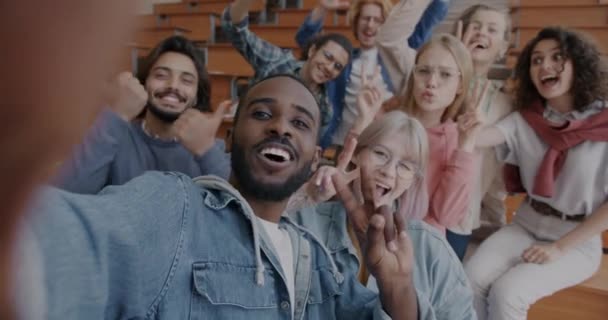 Multietnisk Grupp Elever Poserar För Kamera Skrattar Tar Selfie Universitetets — Stockvideo