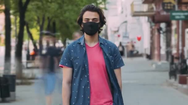 Zoom Arrière Portrait Temps Lapse Type Arabe Portant Masque Médical — Video