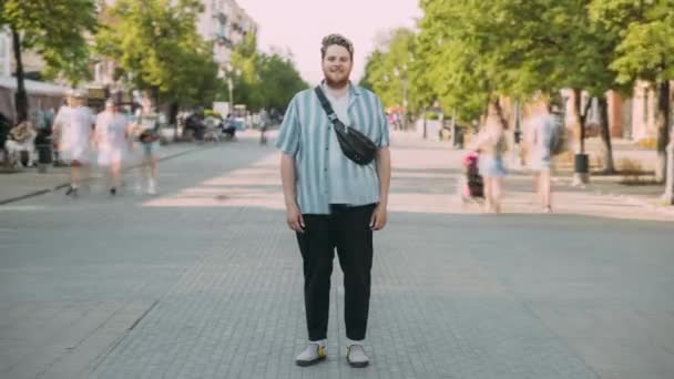 Time Lapse Portrait Homme Tenue Élégante Debout Dans Centre Ville — Video