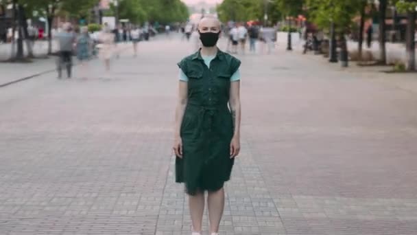 Zoom Time Lapse Portrait Une Femme Sérieuse Portant Masque Médical — Video