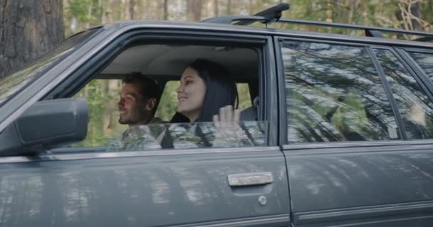 Örömteli Családi Utazás Autóvezetés Vezetés Közben Élvezi Utazást Vidéken Fiatal — Stock videók