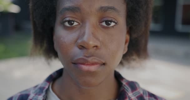 Close Portræt Trist Afrikansk Amerikansk Person Kigger Kamera Med Forstyrret – Stock-video