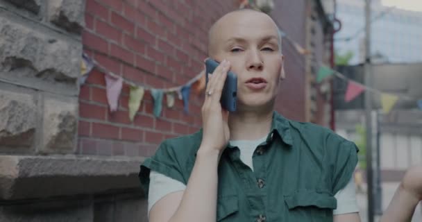 Porträtt Glada Kvinna Talar Mobiltelefon Stående Utomhus Ensam Modern Stad — Stockvideo
