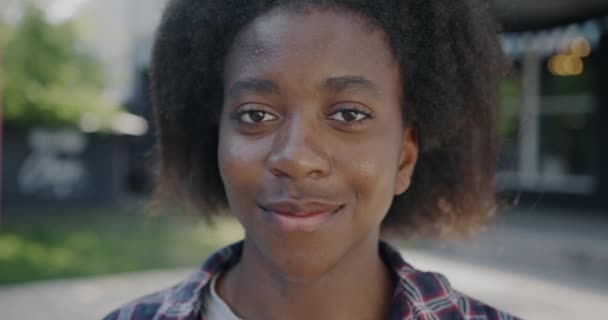Close Portræt Glade Unge Afroamerikanske Dame Smilende Kigger Kameraet Udendørs – Stock-video