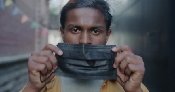 Zeitlupenporträt Eines Ernsthaften Indischen Mannes Mit Medizinischer Gesichtsmaske Der Draußen — Stockvideo