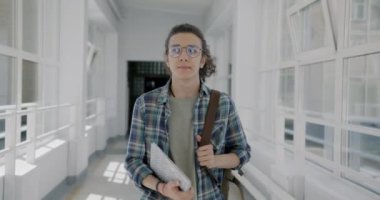 Lisenin lobisinde yürüyen kaygısız, melez bir öğrencinin gülümseyen insanlarla tanışması. Gençlik yaşam tarzı ve eğitim kavramı.