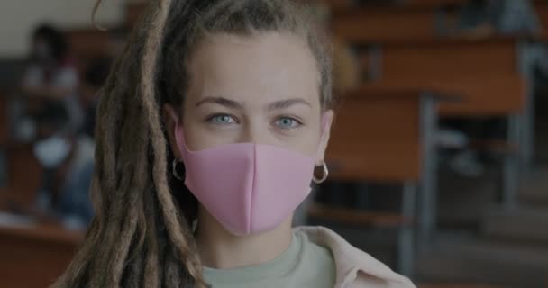 Retrato Câmera Lenta Uma Jovem Com Dreadlocks Usando Máscara Facial — Vídeo de Stock