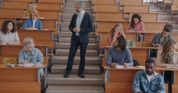 Gammal Man College Lärare Talar Till Multietnisk Grupp Studenter Moderna — Stockvideo