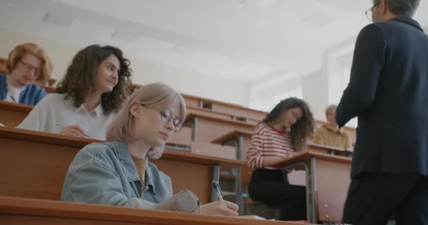 Üniversite Profesörü Genç Insanlar Dinlerken Yazarken Bir Grup Erkek Kadına — Stok video