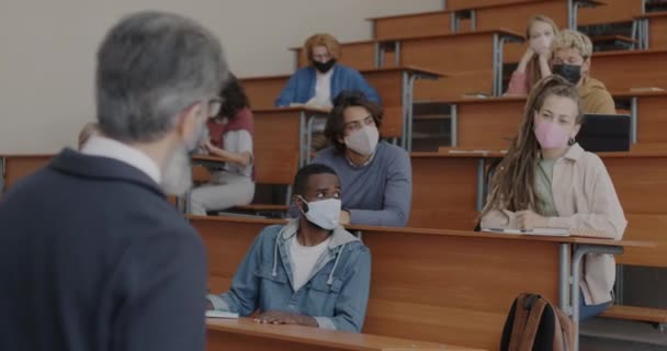 Skupina Studentů Obličejovými Maskami Kteří Poslouchali Učitele Soustředila Přednášku Třídě — Stock video