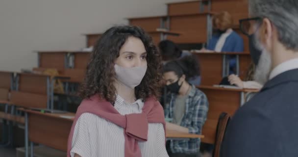Movimiento Lento Los Estudiantes Que Usan Máscaras Faciales Que Verifican — Vídeos de Stock