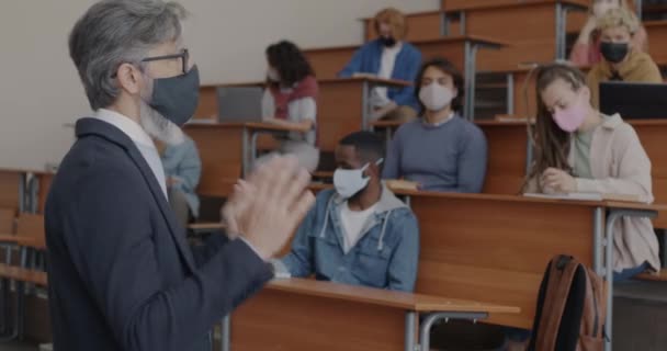 Üniversite Profesörü Kovid Enfeksiyonunu Önlemek Için Tıbbi Maske Takan Öğrencilere — Stok video