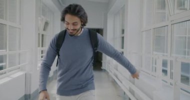 Üniversitede hobi olarak dans eden neşeli Orta Doğulu bir adamın tatilin tadını çıkaran arkadaşlarıyla tanışması. Eğitim ve eğlence konsepti.