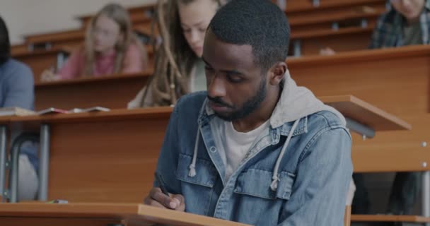 Verscheidene Groep Studenten Schrijven Examen Test Geconcentreerd Oefening Denken Pensieve — Stockvideo
