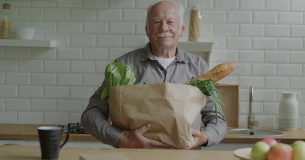 Retrato Câmera Lenta Homem Velho Segurando Saco Papel Com Produtos — Vídeo de Stock