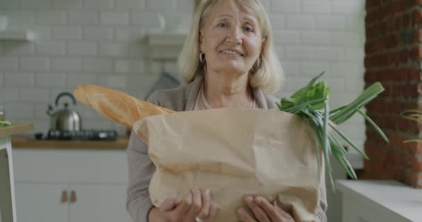 Повільний Портрет Старшої Леді Стоїть Кухні Тримає Паперовий Мішок Продуктами — стокове відео