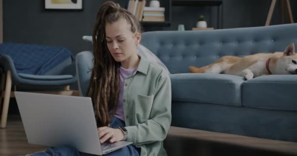 Jonge Vrouw Student Werken Met Laptop Terwijl Schattige Shiba Inu — Stockvideo