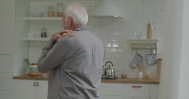 可爱的老夫妇在厨房的公寓里跳舞 享受浪漫的时刻和音乐 关系和幸福家庭生活概念 — 图库视频影像