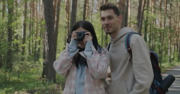 Fiatal Fotós Fényképez Fényképezőgéppel Barátjával Beszél Nyári Erdőben Fényképezés Természet — Stock videók