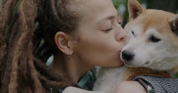 Close Van Vrolijk Meisje Zoenen Huisdier Shiba Inu Hond Uiten — Stockvideo