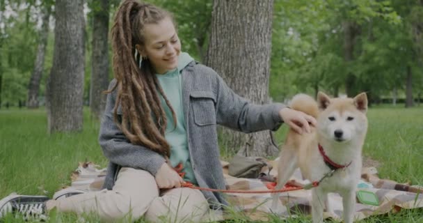 Повільний Рух Жінки Пестить Солодкого Шиба Іну Собаку Виражає Любов — стокове відео