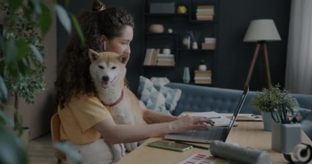 Вид Збоку Бізнес Леді Працює Дому Використовуючи Ноутбук Тримаючи Чарівну — стокове відео