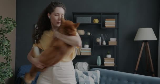 Jovencita Alegre Bailando Con Perro Shiba Inu Besando Mascota Riendo — Vídeo de stock