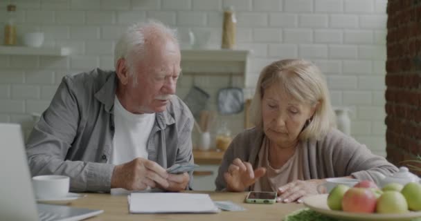 Boldogtalan Idősek Számolják Pénzt Drága Számlákat Fizetnek Ellenőrzik Fizetési Papírokat — Stock videók