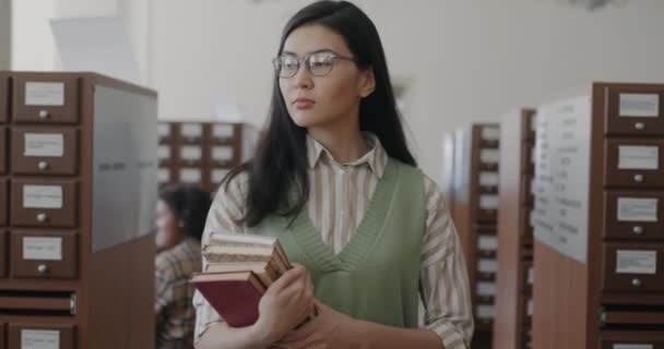 Долли Сняла Азиатку Очках Гуляющую Библиотеке Колледжа Книгами Концепция Академического — стоковое видео