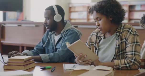 Twee Afro Amerikaanse Studenten Zitten Achter Een Bureau Bibliotheek Naar — Stockvideo