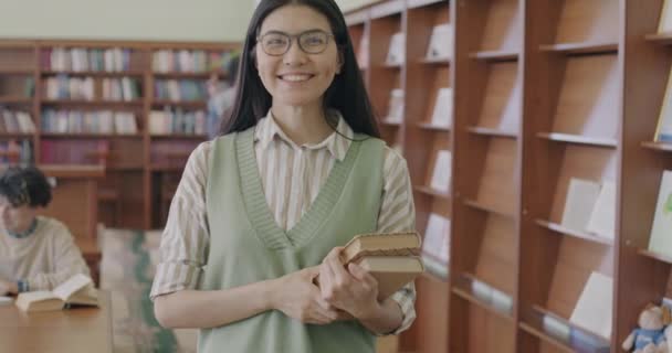 Медленный Портрет Интеллигентной Азиатской Студентки Стоящей Библиотечном Зале Книгами Улыбающимися — стоковое видео