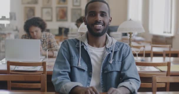 Portrait Ralenti Étudiant Afro Américain Joyeux Assis Bureau Dans Une — Video