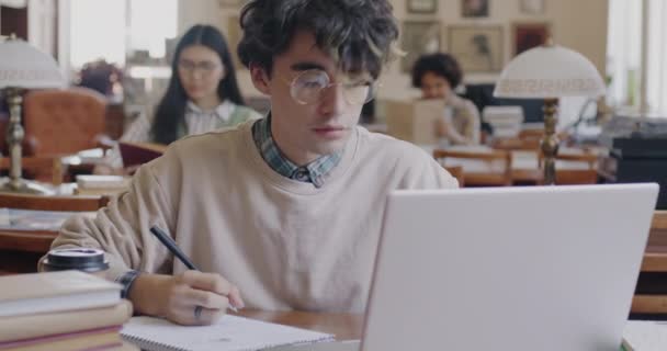 High School Studerende Travlt Med Selvuddannelse Ved Hjælp Laptop Søger – Stock-video