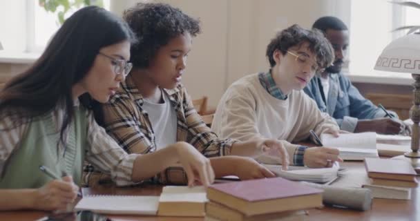 多族裔的男女学生在大学课堂上一起学习 一起写书 一起聊天 团队合作和教育项目概念 — 图库视频影像
