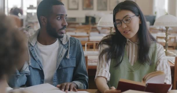 Erkek Kadın Öğrenciler Projede Birlikte Çalışarak Kitap Okuyorlar Masadaki Sınıfta — Stok video