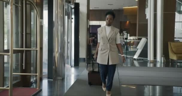 Dolly Filmé Une Femme Affaires Afro Américaine Qui Marchait Dans — Video