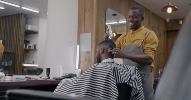 Веселий Перукар Фартусі Працює Клієнтським Волоссям Гоління Приміщенні Сучасному Перукарні — стокове відео