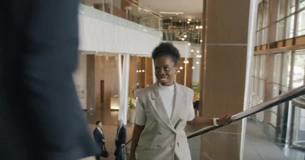 Доллі Застрелила Радісну Афроамериканську Комерсантку Яка Йшла Нагору Розкішному Готелі — стокове відео