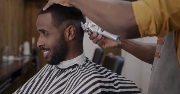 Афроамериканський Учень Який Працює Обладнанням Обголив Волосся Сучасною Машиною Гоління — стокове відео