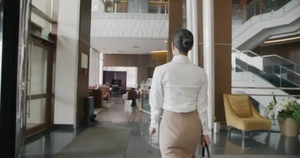 Śledź Ujęcie Młodej Bizneswoman Bliskiego Wschodu Chodzącej Hotelowym Lobby Formalnym — Wideo stockowe
