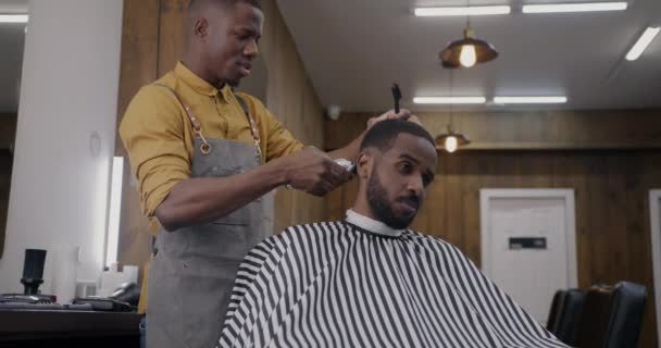 Gentile Barbiere Grembiule Che Lavora Con Cliente Utilizzando Macchina Barba — Video Stock