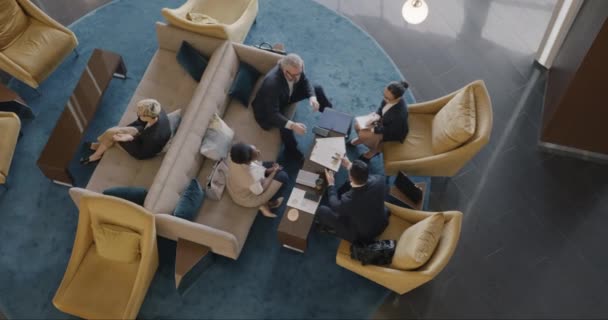 Top Visning Multi Etniske Erhvervsfolk Taler Møde Hotellets Lobby Diskuterer – Stock-video